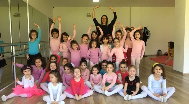 Minik öğrenciler bale gösterisine hazırlanıyor
