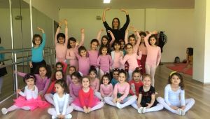 Minik öğrenciler bale gösterisine hazırlanıyor