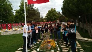 Minik öğrenciler Şehit Ömer Bilal Akpınar'in kabrini ziyaret ettiler