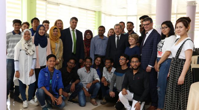 Rektör Polat, uluslararası öğrencilerle görüştü