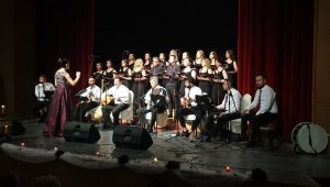 Tam eğitim burslu çocuklara konser verildi