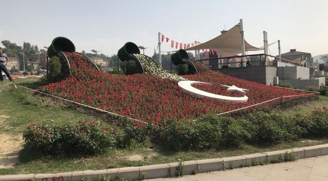 Türk Bayrağı Çiçek Açtı