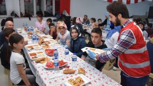 Türk Kızılayı, çocuklarla birlikte iftar yaptı