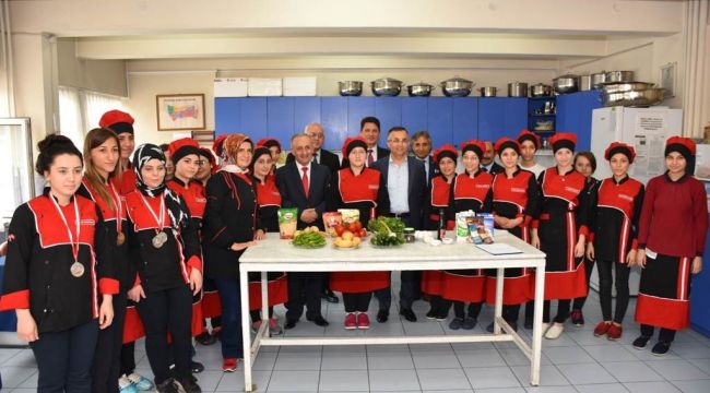 Vali Çeber'den dereceye giren öğrencilere ziyaret