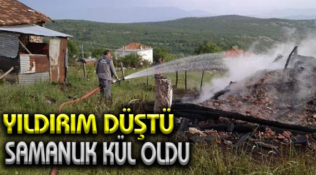 Yıldırımın düştüğü samanlık kül oldu