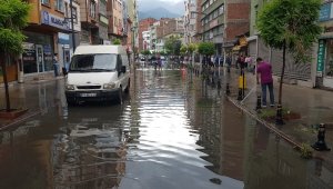 Aniden bastıran yağmur, hayatı olumsuz etkiledi