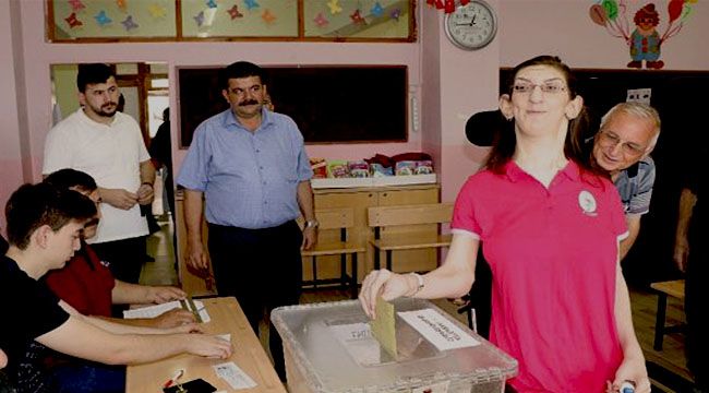 Dünyanın en uzun genç kızı oyunu kullandı