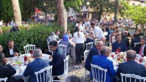 Güleç ailesi köy meydanında protokole ve halka iftar verdi