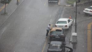 Karabük'te dolu ve yağmur hayatı felç etti