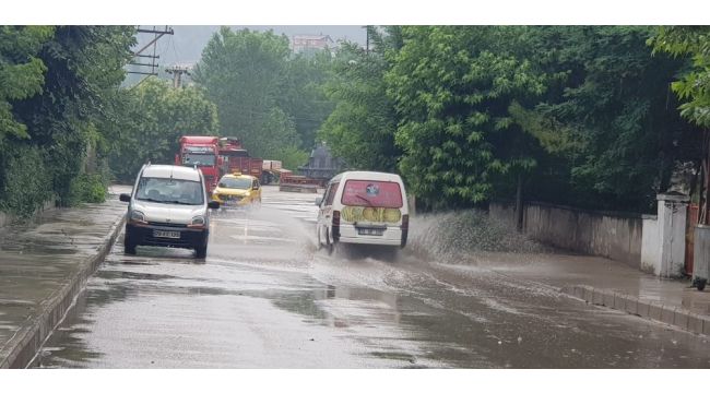 Kısa süreli yağmur yolları göle çevirdi