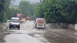 Kısa süreli yağmur yolları göle çevirdi