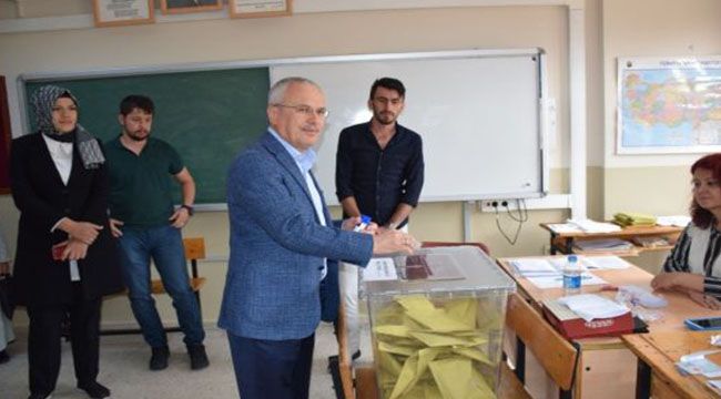 Mehmet Ceylan ve milletvekili adayları oylarını kullandı