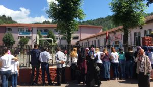Öğrenciler sınavda , aileler dışarıda ter döktü