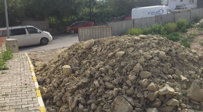 Site girişine dökülen hafriyat nedeniyle araçlar mahsur kaldı