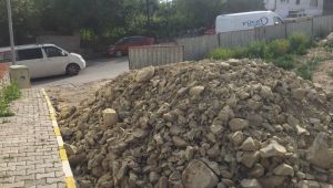 Site girişine dökülen hafriyat nedeniyle araçlar mahsur kaldı