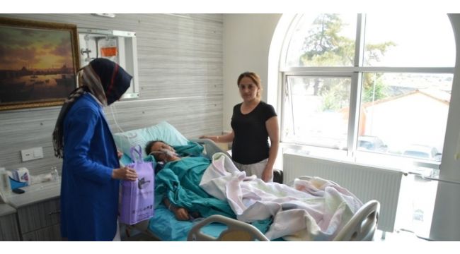 Tedavi gören hastalara ziyaretler sürüyor