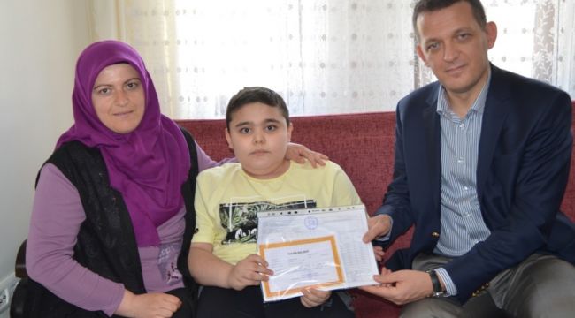Ürkmezer, DMD hastası Muhammet'e karnesini verdi