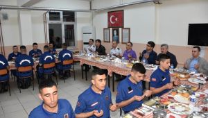 Vali Çeber, sahurda mehmetçikle bir araya geldi