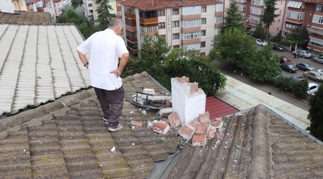 Apartmanın çatısına yıldırım düştü