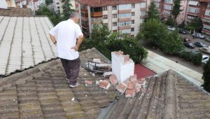 Apartmanın çatısına yıldırım düştü