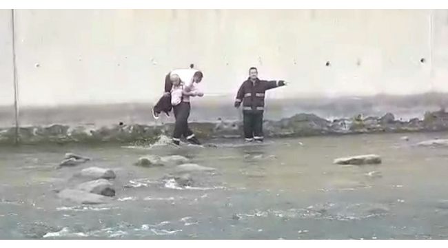 Balık tutarken dereye düşen şahsı itfaiye eri sırtında taşıyarak çıkardı