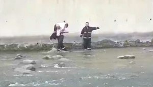 Balık tutarken dereye düşen şahsı itfaiye eri sırtında taşıyarak çıkardı