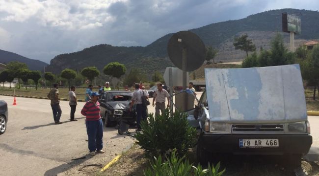 Karabük'te iki otomobil çarpıştı: 2 yaralı