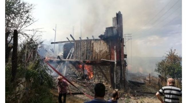 Karabük'te köy yangını: Ekiplerin çalışması sürüyor