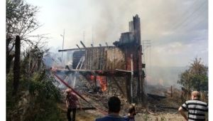 Karabük'te köy yangını: Ekiplerin çalışması sürüyor