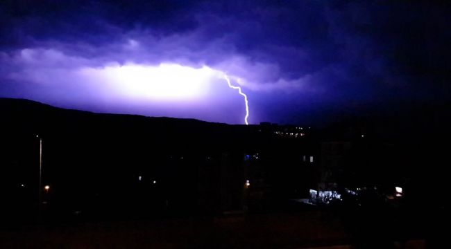 Karabük'te şimşekler gökyüzünü aydınlattı