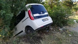Kontrolünü kaybeden sürücü ağaca çarptı