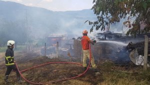 Köy yangınına yangın helikopteri müdahale etti