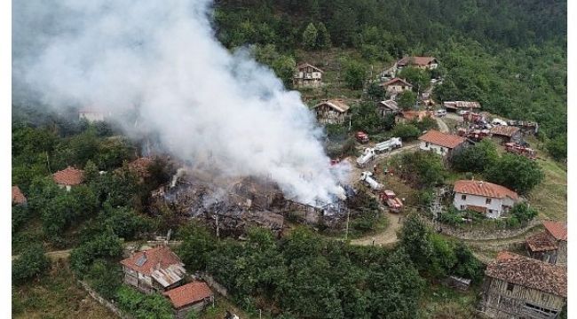 Köy yangınında soğutma çalışmaları sürüyor