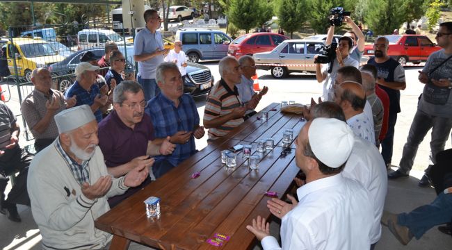 Arefe Günü Mezarlıklarda Kur’an Ziyafet