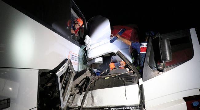 Arıza nedeniyle emniyet şeridinde duran otobüse kamyon arkadan çarptı: 1 ölü 4 yaralı