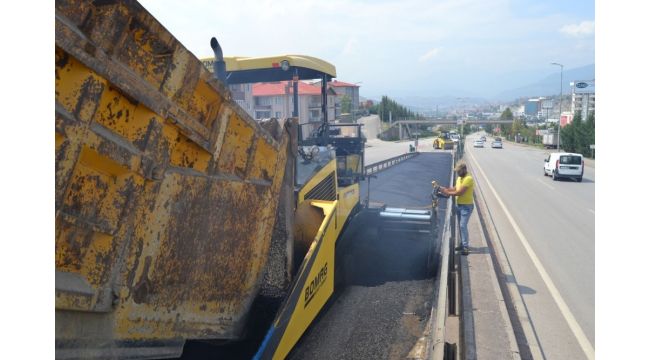 Bozuk yollarda asfalt çalışmaları sürüyor