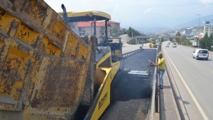 Bozuk yollarda asfalt çalışmaları sürüyor
