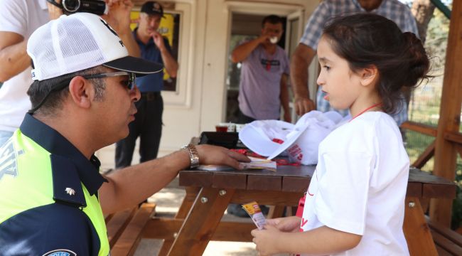 Çocuklar kırmızı düdük ile sürücüleri uyaracak