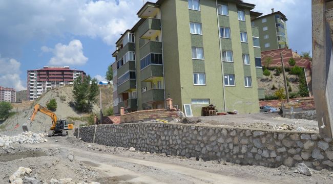 Heyelana karşı taş duvar örme çalışması yapılıyor