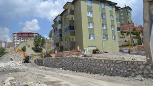 Heyelana karşı taş duvar örme çalışması yapılıyor