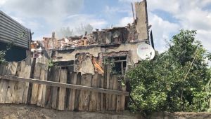 İki katlı ev çıkan yangında küle döndü
