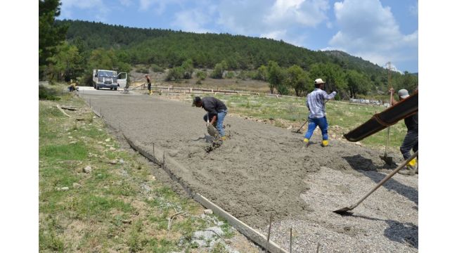 Kapullu mahallesi mezarlığında beton yol çalışması