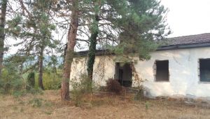 Kullanılmayan ilkokula yıldırım düştü