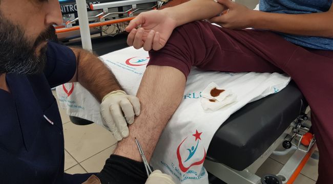 Kurban kesilirken ayağına kene yapıştı