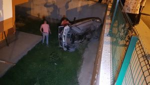 Otomobiliyle apartman bahçesine uçtu, aracını bırakıp kaçtı
