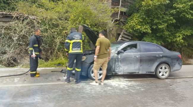 Seyir halindeki otomobil alev aldı