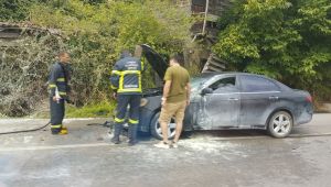 Seyir halindeki otomobil alev aldı