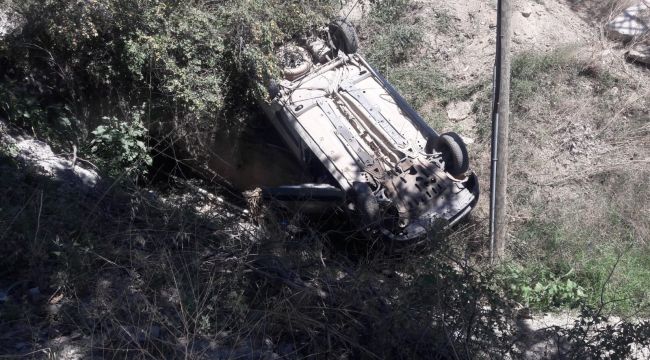 Tarlaya uçan otomobili telgraf telleri tuttu