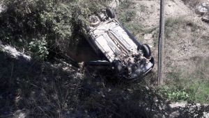 Tarlaya uçan otomobili telgraf telleri tuttu
