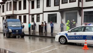 Yoldan çıkan minibüs kaldırımdaki yayaları ezdi: 3 yaralı